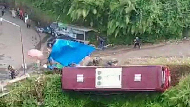 Bus Duta Wisata Terjun ke Jurang di Guci Tegal, 31 Terluka dan 1 Meninggal