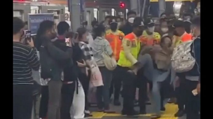 Copet Wanita di Stasiun Tanah Abang Nangis Kejer Ditangkap Petugas, Viral!
