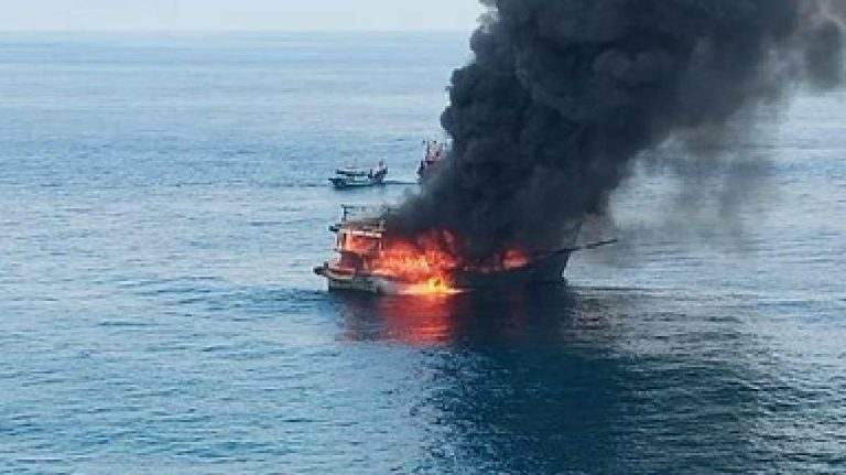 Kapal Terbakar Hebat di Merak-Bakauheni: Detik-detik Mengerikan yang Terekam Video!