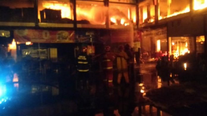 Sebuah toko elektronik di desa Dramaga, Kelurahan Margajaya, Kecamatan Bogor Barat, kota Bogor hangus terbakar pada Jumat 26 Mei 2023. Foto : (Istimewa/Bogoriaily.net).