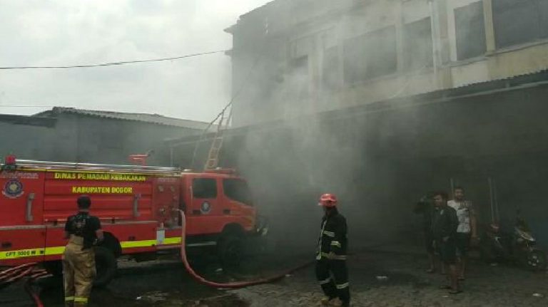 Damkar: Kebakaran Ruko di Ciomas Bogor, Toko Aksesoris