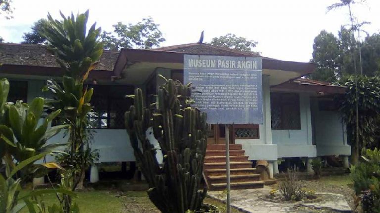 Museum Pasir Angin, Destinasi Sejarah di Bogor yang Dipenuhi Artefak Arkeologi