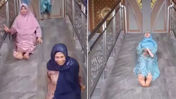 Emak-Emak Main Perosotan di Teras Masjid