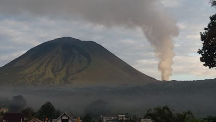 Gunung Lokon Erupsi