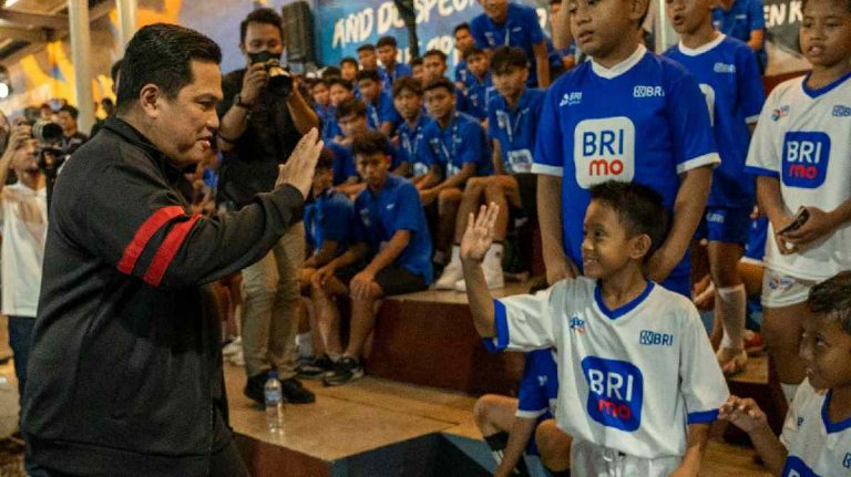 BRImo Future Garuda: BRI Serahkan Bantuan Pendidikan 50 Anak Sepak Bola Berbakat