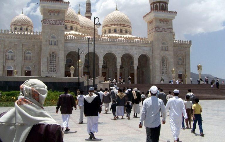 Kumpulan Doa Jalan ke Masjid untuk Jum’atan, Lengkap dengan Artinya