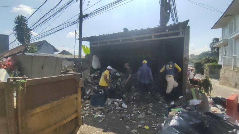 DLH Kota Bogor Gerak Cepat Angkut Sampah di TPS Babakan Pasar