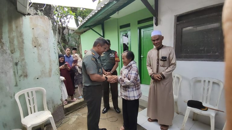 Dandim 0606 Kota Bogor Serahkan Kunci Rumah Hasil Program Bedah Rumah