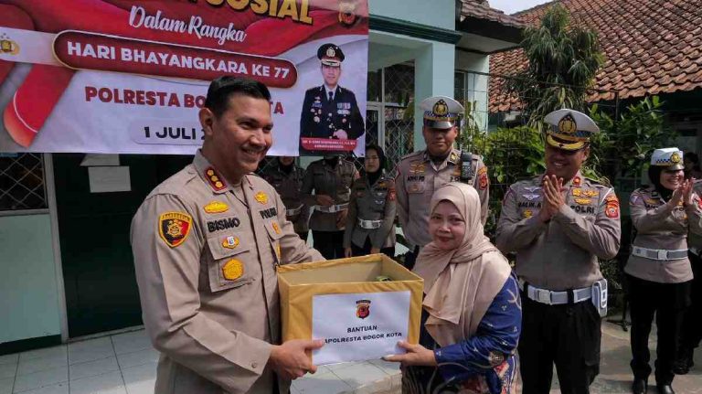 HUT Bhayangkara ke 77, Polresta Bogor Kota Beri Bantuan Perlengkapan Alat Tulis ke SDN Layungsari 1