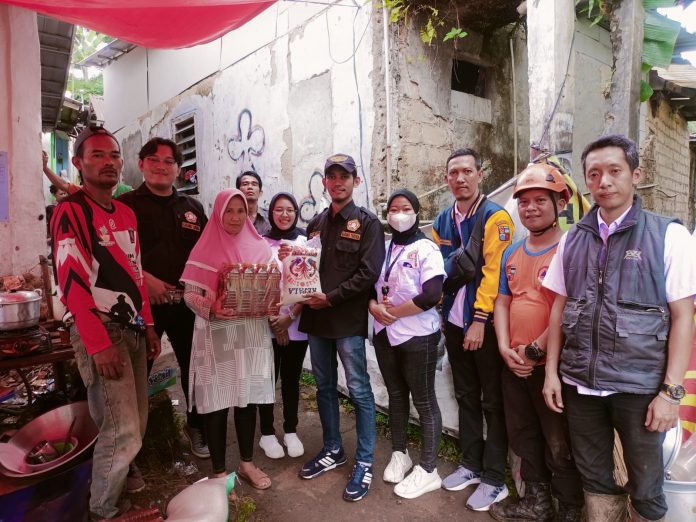 Karang Taruna Kecamatan Bogor Barat bantu warga korban longsor