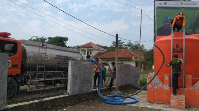 Kekeringan di Jasinga Bogor Meluas,BPBD Salurkan 10.000 Liter Air Bersih