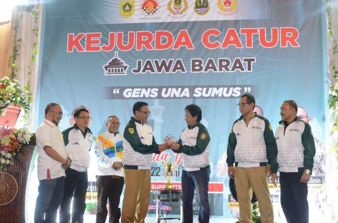 Keluarga Tangguh Catur menerima penghargaan dari Iwan Setiawan