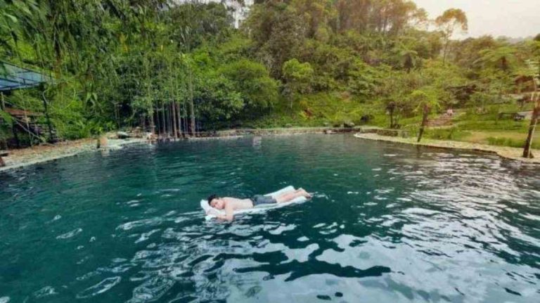 Liburan ke Wisata Telaga Batu Bogor, Surganya Berenang di Kaki Gunung Salak