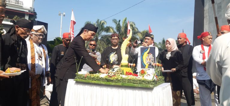 Ngumbah Kujang, Budayawan Hadirkan Kujang Pusaka