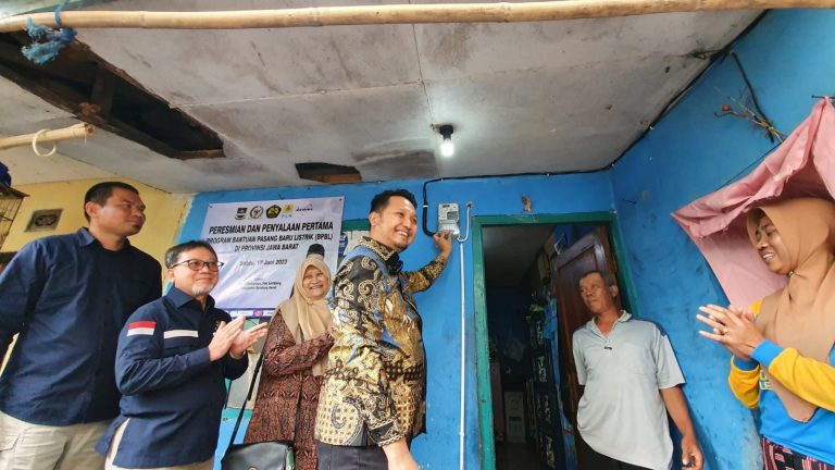 PLN sambung listrik di Bandung Barat
