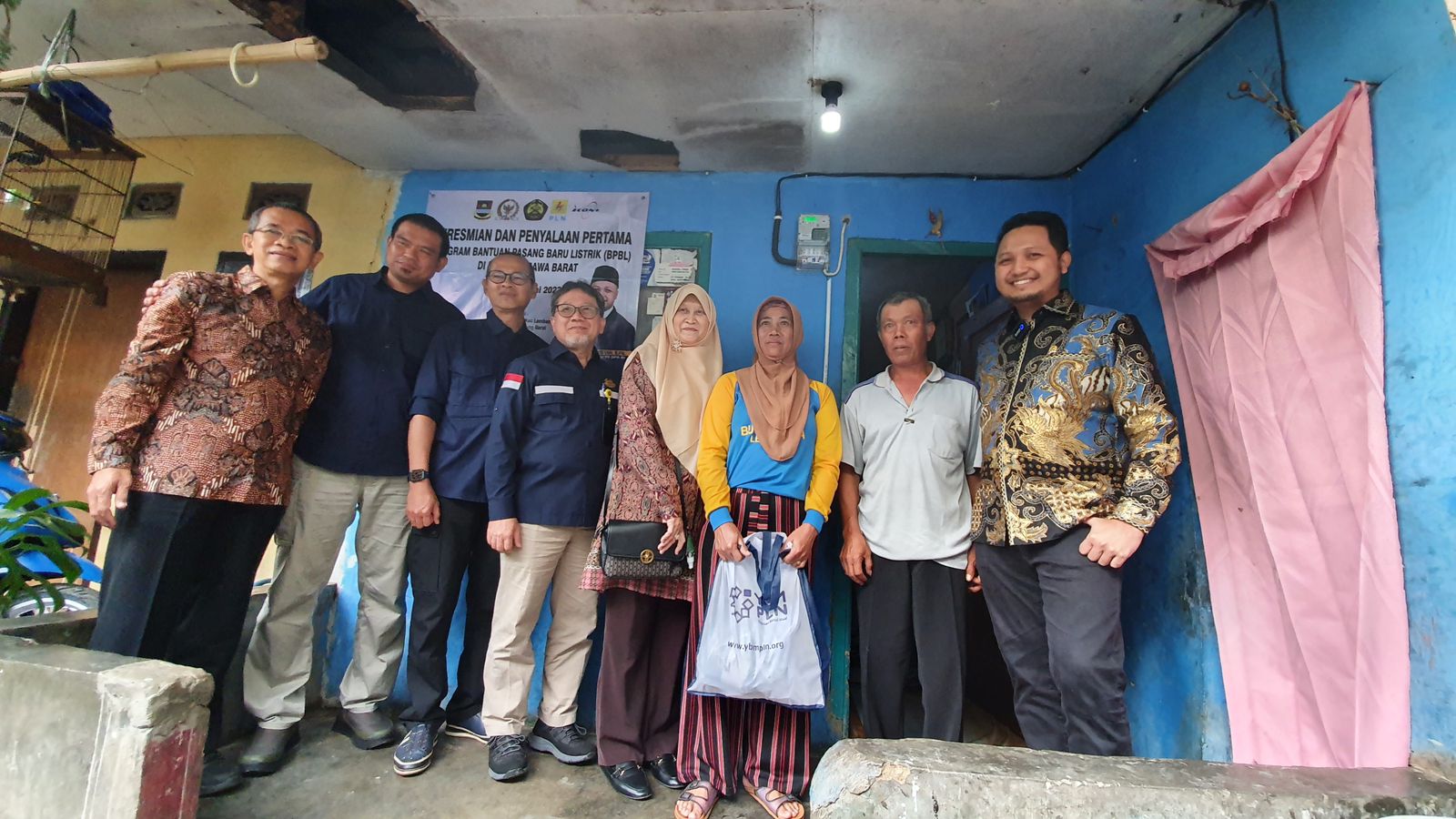 PLN sambung listrik di Bandung Barat