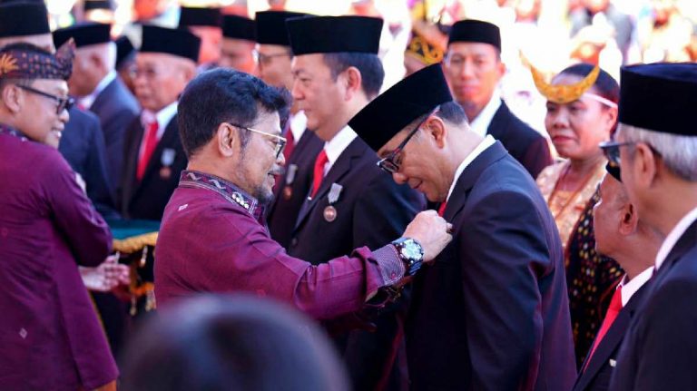 Plt Bupati Bogor Iwan Setiawan Terima Penghargaan Tanda Kehormatan Satyalancana Wira Karya dari Presiden