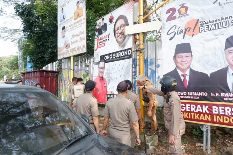Satpol PP Kota Bogor Cabut Spanduk Liar di Gang