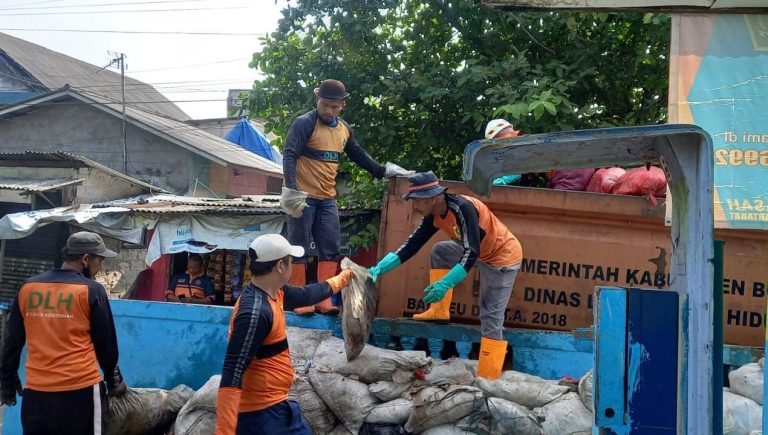 Pemkab Bogor Angkut Sampah Menggunung di Bojonggede 