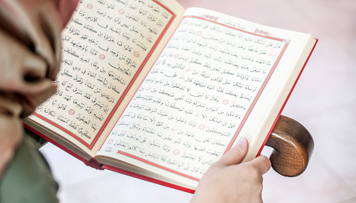 Menginjak Al-Qur'an saat Live