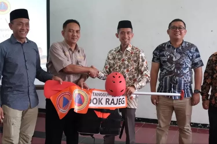 Wakil Ketua DPRD Kabupaten Bogor Serah Terima Bantuan Perahu Karet dari BPBD kepada Destana