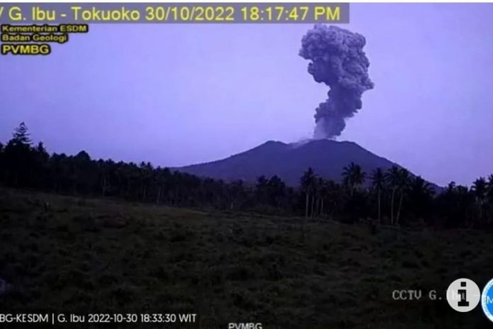 Gunung ibu erupsi