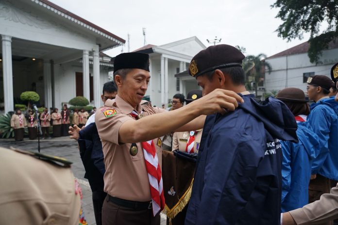 Ketua Kwarcab Gerakan Pramuka Kota Bogor, Dedie A. Rachim melepas anggota Pramuka Kota Bogor berangkat ke World Scout Jamboree di Korsel. (Istimewa/bogordaily.net).