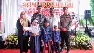 Satu Dasawarsa Pengabdian, Alumni Akademi TNI, Akademi Kepolisian dan IPDN Tahun 2013 Bagikan Bendera Merah Putih