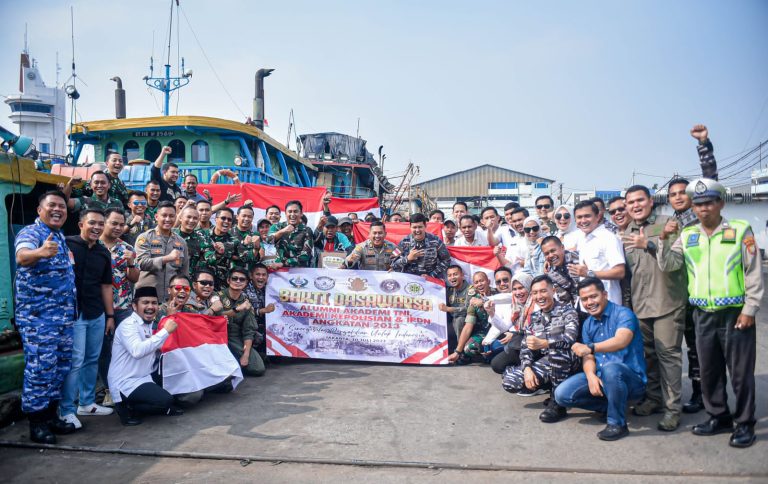 Satu Dasawarsa Pengabdian, Alumni Akademi TNI, Akademi Kepolisian dan IPDN Tahun 2013 Bagikan Bendera Merah Putih