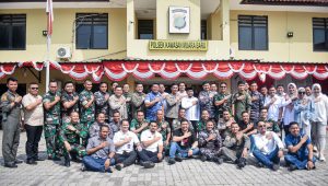 Satu Dasawarsa Pengabdian, Alumni Akademi TNI, Akademi Kepolisian dan IPDN Tahun 2013 Bagikan Bendera Merah Putih