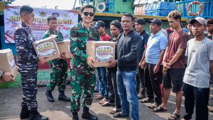 Satu Dasawarsa Pengabdian, Alumni Akademi TNI, Akademi Kepolisian dan IPDN Tahun 2013 Bagikan Bendera Merah Putih