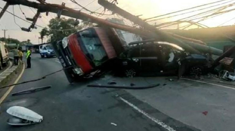 Kecelakaan Beruntun di Parung Bogor, Truk Menabrak Minibus dan Tiang Listrik