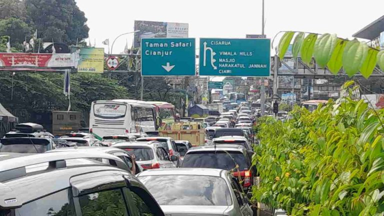 Mulai Padat, Satlantas Polres Bogor Berlakukan One Way di Kawasan Puncak