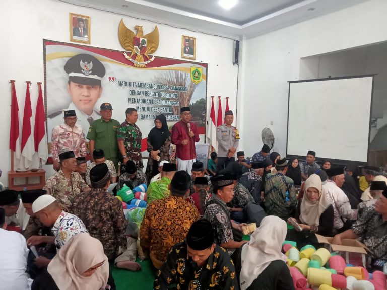 Pemdes dan Warga Desa Cimanggis Tebok Celengan untuk Anak Yatim dan Warga Kurang Mampu