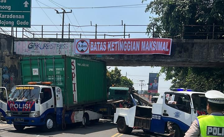 Truk Nyangkut di Talang Bogor, Kontainer Timpa Mobil