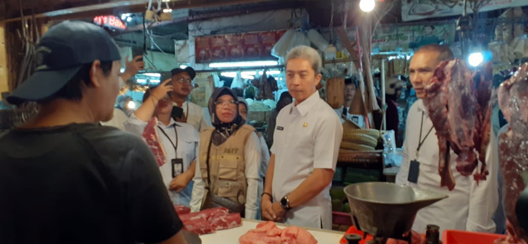 Wakil Wali Kota Bogor Dedie A Rachim bersama Dinas Ketahanan Pangan dan Perikanan (DKPP) Kota Bogor mengecek penjualan daging di Pasar Bogor, Rabu, 5 Juli 2023.