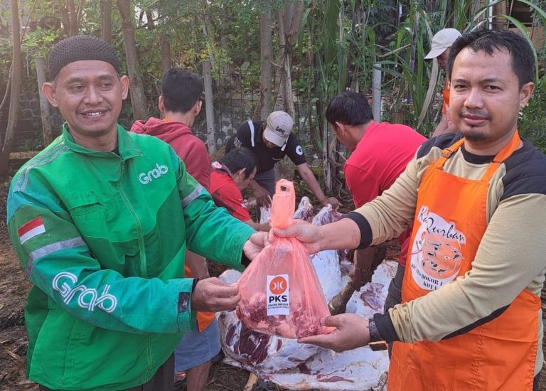 DPC PKS Bogor Utara Distribusikan Paket Daging Kurban untuk Masyarakat
