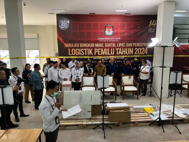 KPU Gelar Simulasi Bongkar Muat hingga Pengepakan Logistik Pemilu 2024