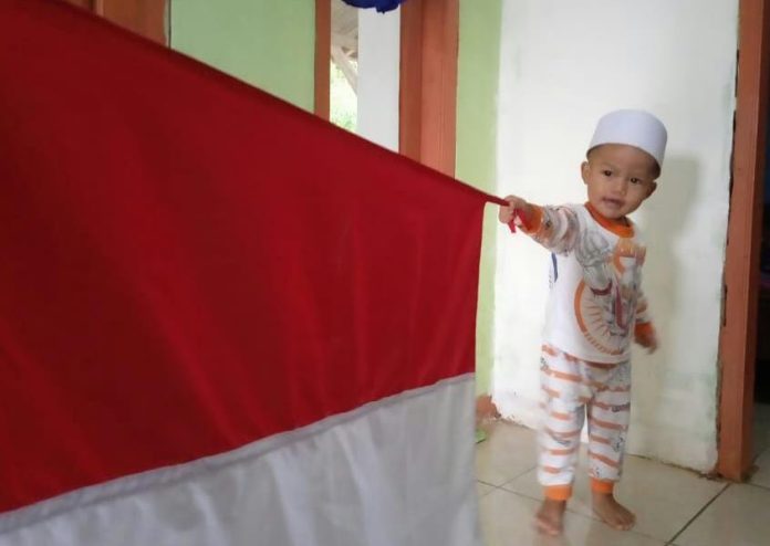viral anak suka dengar lagu Indonesia Raya