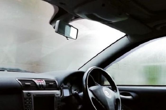 Cara Atasi Kaca Mobil Berkabut dengan Mudah saat Hujan
