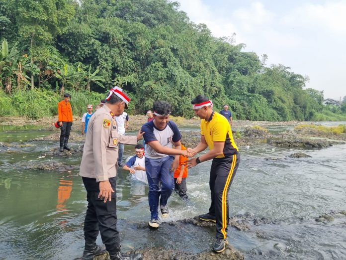 Bersih-bersih Sungai Ciliwung Polresta Bogor Kota