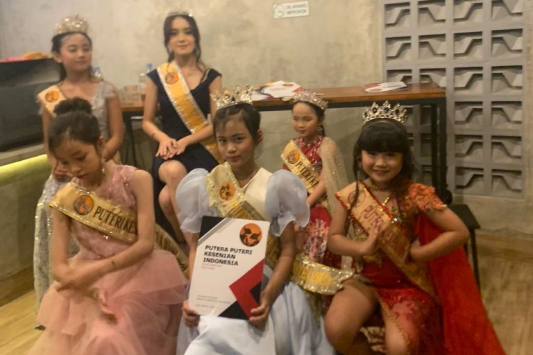 Etenia dinobatkan menjadi putri kesenian Indonesia