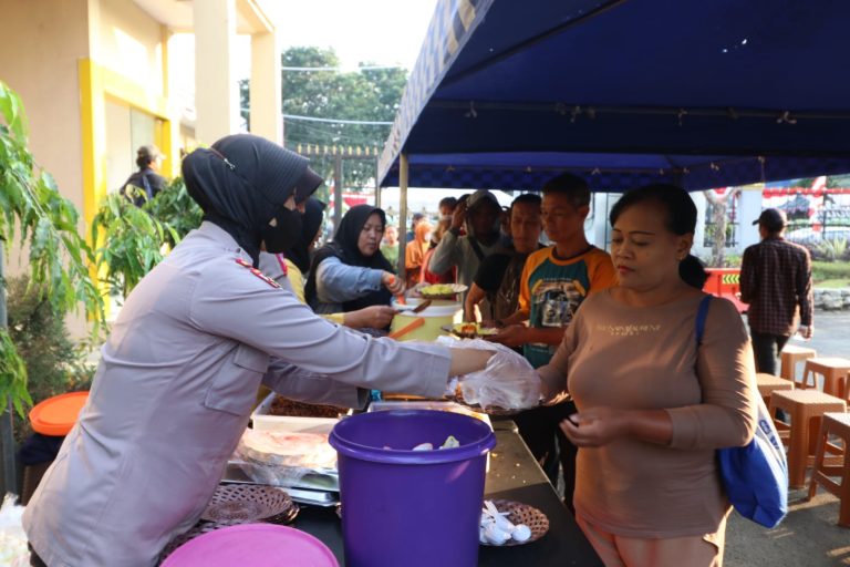 Polresta Bogor Kota Bagikan Makanan dan Cek Kesehatan Gratis!
