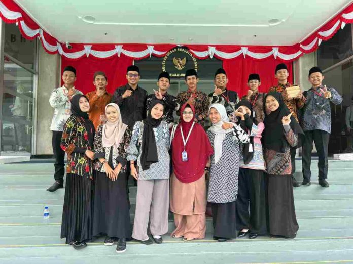Kelompok 22 Mahasiswa KKM Internasional IUQI Bogor Visit dan Studi Tour ke KBRI Kuala Lumpur dan Yayasan Restu Selangor Malaysia
