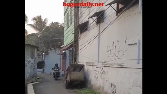 Lapor Bu Kadis! Kabel Semrawut di Bantarjati Bogor Membahayakan dan Mengerikan
