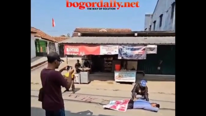 Warga Babakan Nyamplung Ciampea Bogor Demo Jalan Rusak Lewat Teatrikal