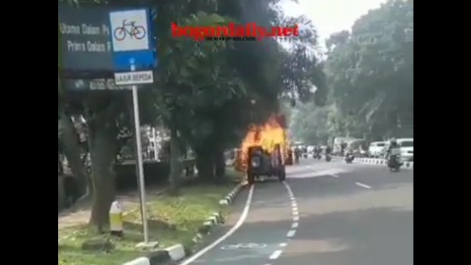 Kebakaran Mobil di Depan Plaza Telkom Bogor, Awas Macet!