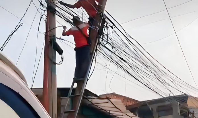 Petugas Dinas PUPR Kota Bogor saat merapikan kabel semrawut