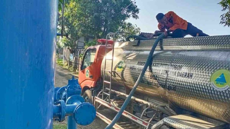 Pemkab Bogor Bagikan 10 Ribu Liter Air Bersih untuk Atasi Krisis