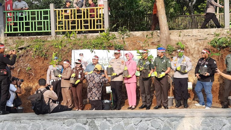 Peduli Lingkungan, Polresta Bogor Kota Tanam 3.000 Pohon di Bogor Barat